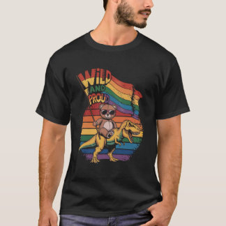 Teddybeer rijdt op dinosaurus met regenboogvlag t-shirt