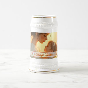 Tedere moederlijke liefde in bloeiend licht bierpul