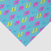 Teenslippers van het zomerstrand op blauw tissuepapier (Detail)