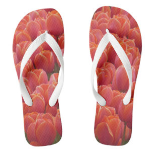Teenslippers voor rode tulpen