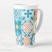 tegels in blauw en oranje latte mok (Rechterhoek)