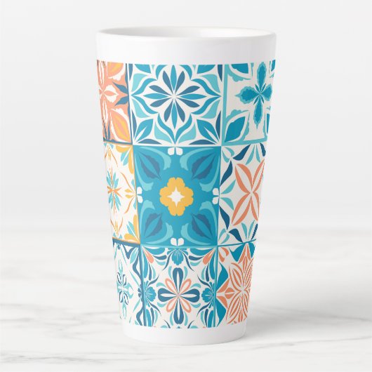 tegels in blauw en oranje latte mok (Voorkant)