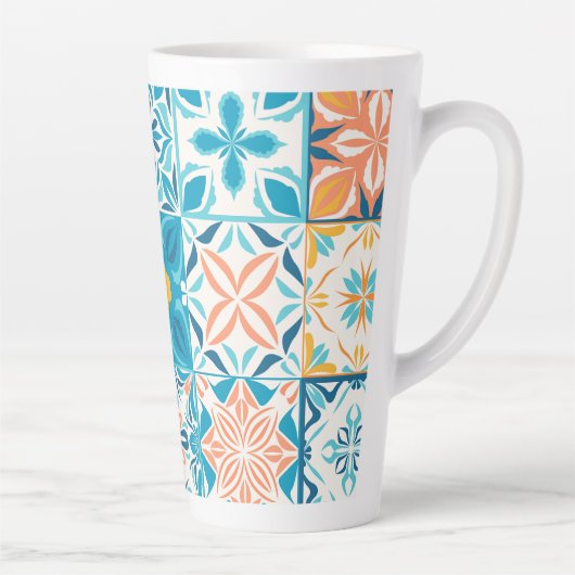 tegels in blauw en oranje latte mok (Rechts)