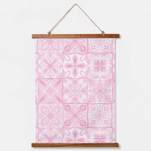  tegels in roze hangend wandkleed (Voorkant)