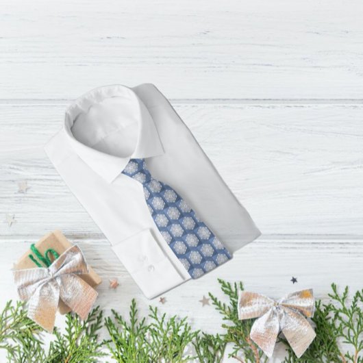 Tegelvormig Roos-achtig papier sneeuwvlok op blauw Stropdas