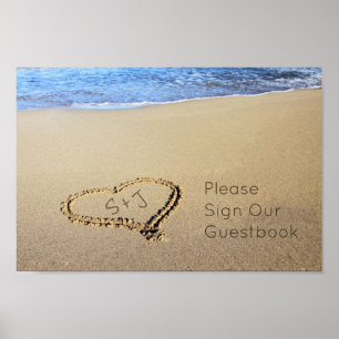 Tekenbord voor strandbruiloft met hart in het zand poster