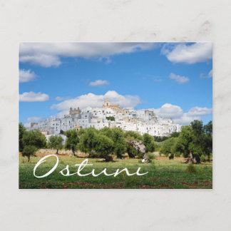 Teksttekst briefkaart witte stad Ostuni en olijfbo