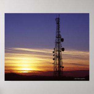 Telecommunicatiemast bij zonsondergang poster