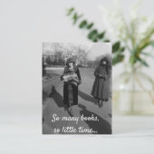 Tellement de livres carte postale (Debout devant)