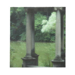 Tempel van de liefde bij de oude Westbury Gardens Notitieblok