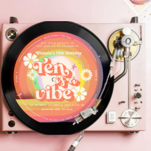 Ten is een Vibe Groovy Retro Vinyl Rainbow Daisy Kaart