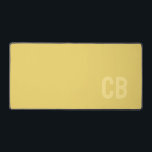 Tendance Couleur Doux Jaune Monogramme Mat de bure<br><div class="desc">Voici la couleur printanière tendance : Jaune doux. Mat de bureau massif moderne et élégant avec monogramme personnalisable dans une police minimaliste. Son design simple et épuré dans une couleur solide offre un charme intemporel et classique. Découvrez nos couleurs printanières tendance pour plus de produits dans la même couleur ou...</div>