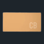 Tendance Couleur doux Monogramme Orange Mat de bur<br><div class="desc">Voici la couleur de printemps tendance : Soft Orange. Mat de bureau massif moderne et élégant avec monogramme personnalisable dans une police minimaliste. Son design simple et épuré dans une couleur solide offre un charme intemporel et classique. Découvrez nos couleurs printanières tendance pour plus de produits dans la même couleur...</div>