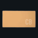 Tendance Couleur doux Monogramme Orange Mat de bur<br><div class="desc">Voici la couleur de printemps tendance : Soft Orange. Mat de bureau massif moderne et élégant avec monogramme personnalisable dans une police minimaliste. Son design simple et épuré dans une couleur solide offre un charme intemporel et classique. Découvrez nos couleurs printanières tendance pour plus de produits dans la même couleur...</div>