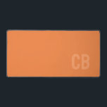 Tendance Couleur frais Tangerine Monogram Mat bure<br><div class="desc">Voici la couleur printanière tendance : Tangerine fraîche. Mat de bureau massif moderne et élégant avec monogramme personnalisable dans une police minimaliste. Son design simple et épuré dans une couleur solide offre un charme intemporel et classique. Découvrez nos couleurs printanières tendance pour plus de produits dans la même couleur ou...</div>