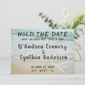 Tenez La Carte De Faire-part Mariage Date Lesbienn (Debout devant)