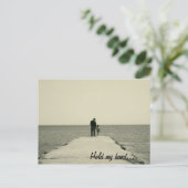 Tenez ma carte postale à la main (Debout devant)