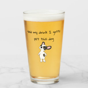 Tenez mon verre, je dois caresser ce chien Verre à