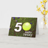 Tennis 50e Anniversaire carte avec balle sur vert (Fleur jaune)