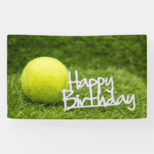 Tennis bal met gelukkig verjaardagswoord op groen spandoek