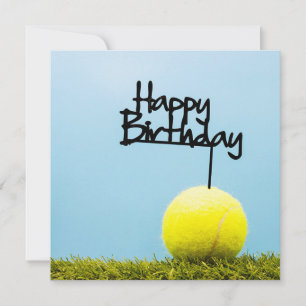 Tennis bal met Happy Birthday-teken aan de blauwe