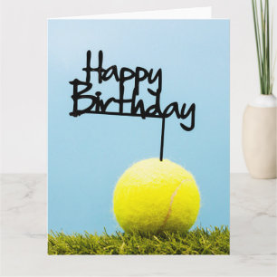 Tennis bal met Happy Birthday-teken aan de blauwe Kaart