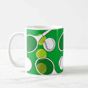 Tennis ball en racket zwart wit op groene rechtban koffiemok