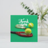 Tennis ball en rode racket op groen Dank u (Staand voorkant)