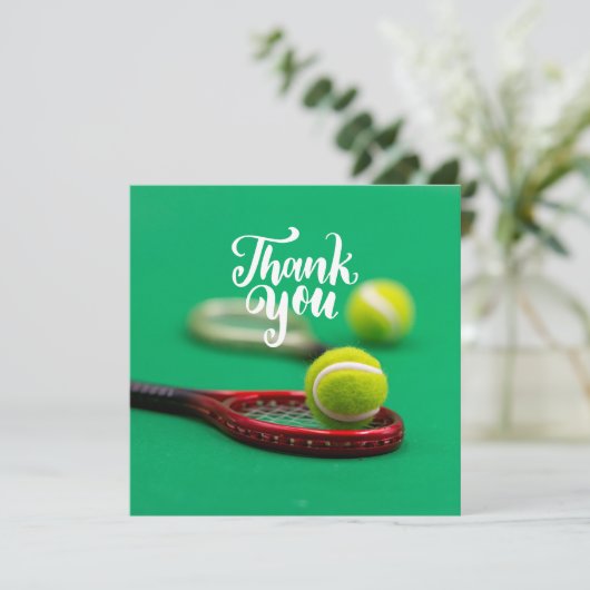 Tennis ball en rode racket op groen Dank u (Staand voorkant)