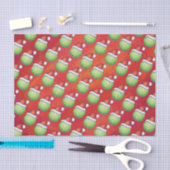 Tennis Ball in Santa Hat Pattern op Red Tissuepapier (Craft)
