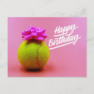 Tennis ball met blije verjaardag op roze post briefkaart