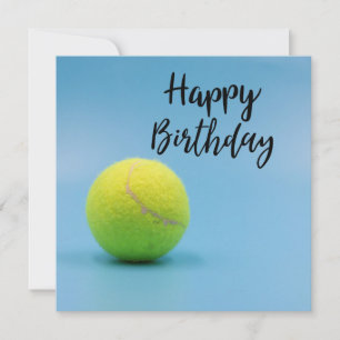Tennis Birthday met bal en Racket op blauw Kaart