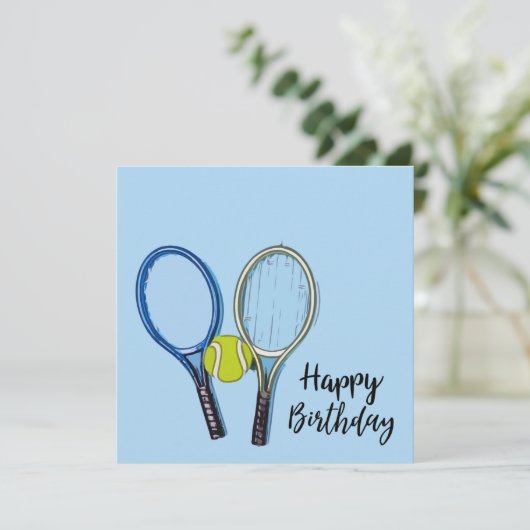 Tennis Birthday met bal en Racket op blauw Kaart (Staand voorkant)