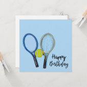 Tennis Birthday met bal en Racket op blauw Kaart (Voorkant / Achterkant in situ)