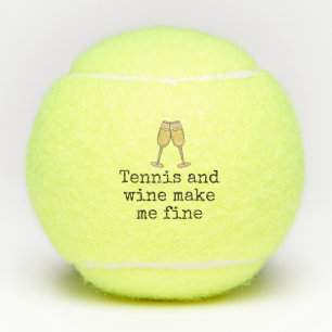 Tennis en wijn maken me fijn met glas wijn tennisballen