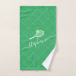 Tennis Green Nom personnalisé Sports<br><div class="desc">Serviette de cuisine design personnalisée vert et vert néon avec monogramme,  nom,  ou texte personnalisé dispose d'une police de calligraphie féminine simple et élégante avec une raquette de tennis et une icône de balle de tennis et motif arrière - plan de terrain.</div>