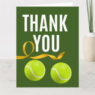 Tennis met racket en ballen met groen gras bedankt