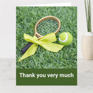Tennis met racket en ballen op groen gras bedankkaart
