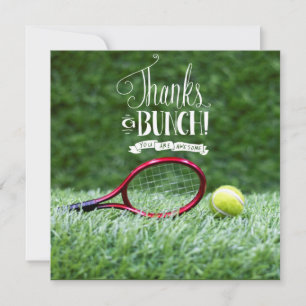 Tennis met racket en ballen op groen gras bedankkaart