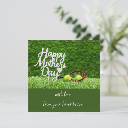 Tennis-Moederdag met racket en bal op groen Feestdagenkaart (Staand voorkant)