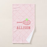 Tennis Personnalisé Filles Nom Rose<br><div class="desc">Coral Pink et Lime Green Nom personnalisé de la fille et de la femme,  Monogram Tennis Design serviette de sport avec un texte audacieux et sportif personnalisé avec raquette de tennis et icône de balle sur un motif arrière - plan défraîchi.</div>