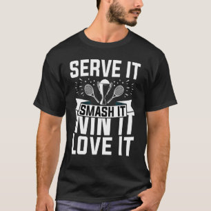 Tennis Player serveert IT-Smash die het wint van z T-shirt