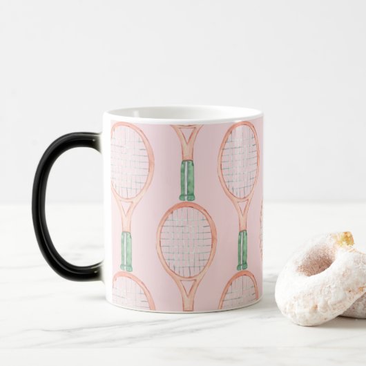 Tennis racket op roze achtergrond magische mok (Met donut)
