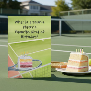 Tennis verjaardag grappige taart geserveerd op ten kaart