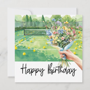 Tennis verjaardag met vrouw die bloem op het veld kaart