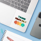 Tennis Vibes Only stickers Design (Laptop met iPhone)