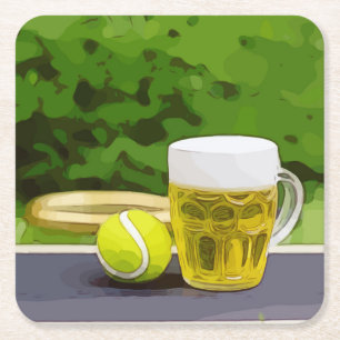Tennisbal en glas bier waterverf op groen vierkante kartonnen onderzetter