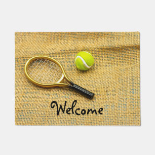 Tennisbal en racket op bruine achtergrond deurmat