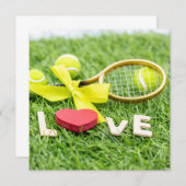 Tennisbal en racket op groen gras met liefde (Voorkant / Achterkant)