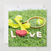 Tennisbal en racket op groen gras met liefde (Voorkant)